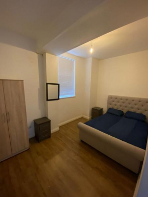 Comfortable Apartment w/ Free Parking + Private Bathroom